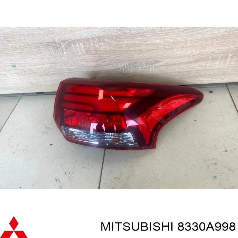 8330A998 Mitsubishi фонарь задний правый внешний