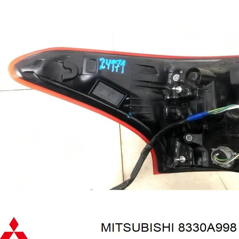 Купить 8330A998 Mitsubishi Фонарь задний правый, внешний