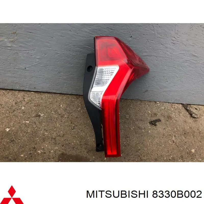 Фонарь задний правый Mitsubishi 8330B002