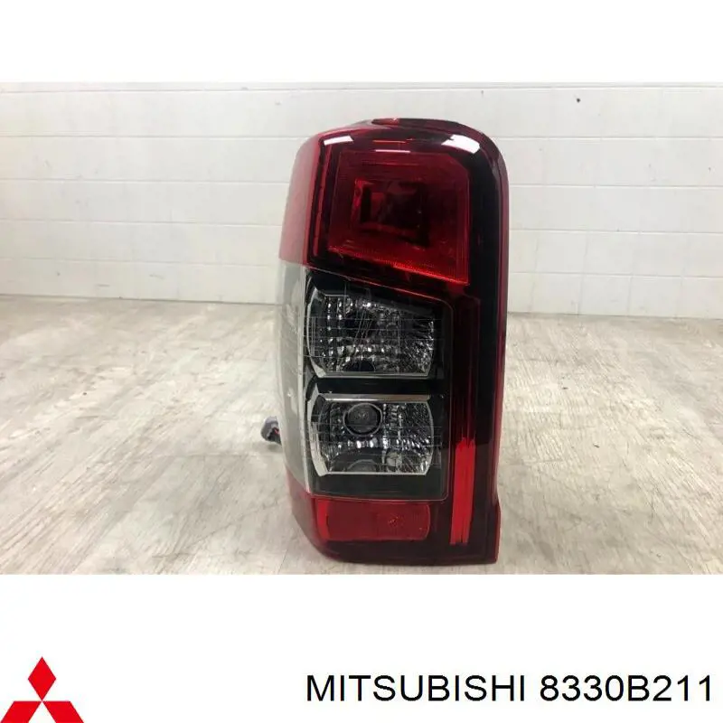 8330B211 Mitsubishi фонарь задний левый