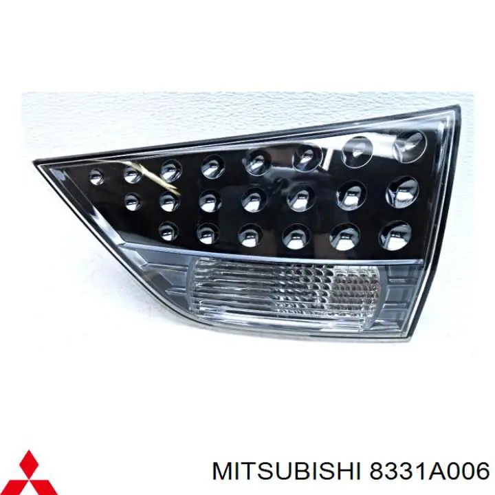 Фонарь задний правый внутренний на Mitsubishi Outlander XL 