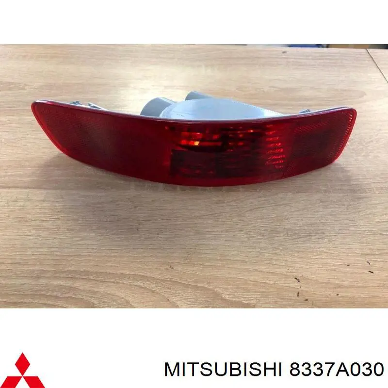 8337A030 Mitsubishi фонарь противотуманный задний левый