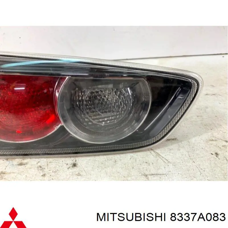 8337A083 Mitsubishi фонарь задний левый внутренний