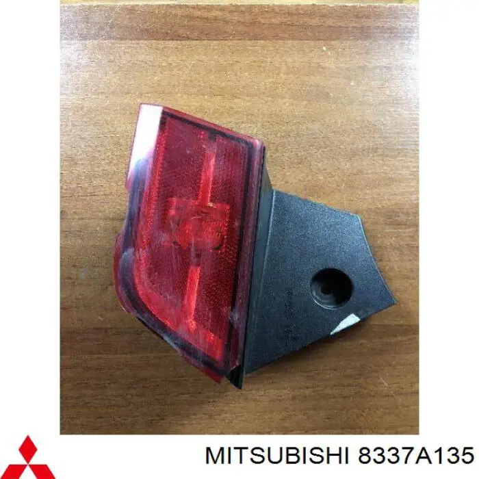 Купить 8337A135 Mitsubishi Левый катафот заднего бампера