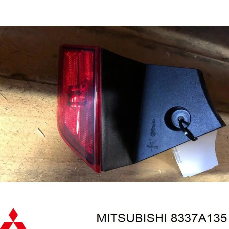Левый отражатель заднего бампера Mitsubishi 8337A135 цена, от 42.37 USD