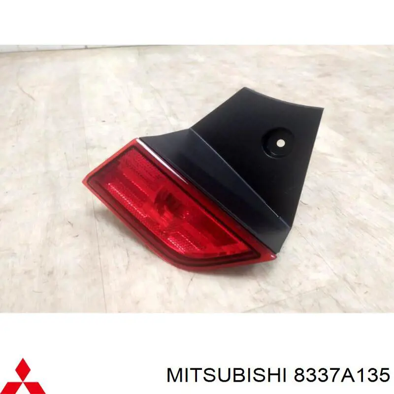 Левый отражатель заднего бампера 8337A135 Mitsubishi