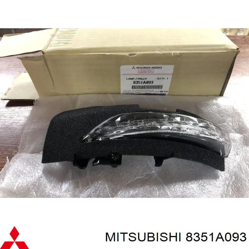 8351A093 Mitsubishi Повторитель поворота левого зеркала