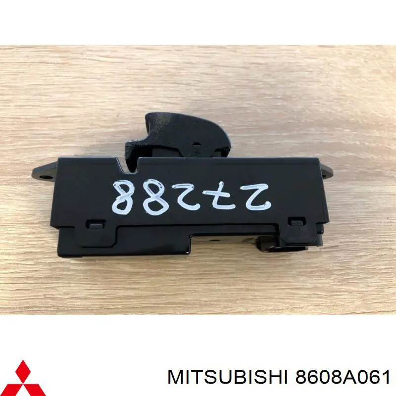 8608A061 Mitsubishi кнопочный блок управления стеклоподъемником передний левый