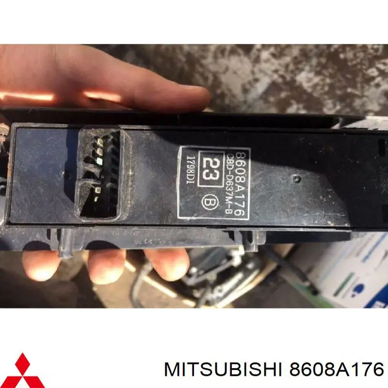 8608A176 Mitsubishi кнопочный блок управления стеклоподъемником передний левый