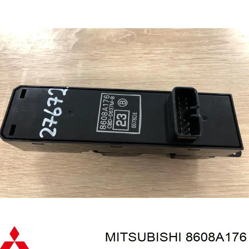 Кнопочный блок управления стеклоподъемником передний левый Mitsubishi 8608A176 цена, от 25.34 USD