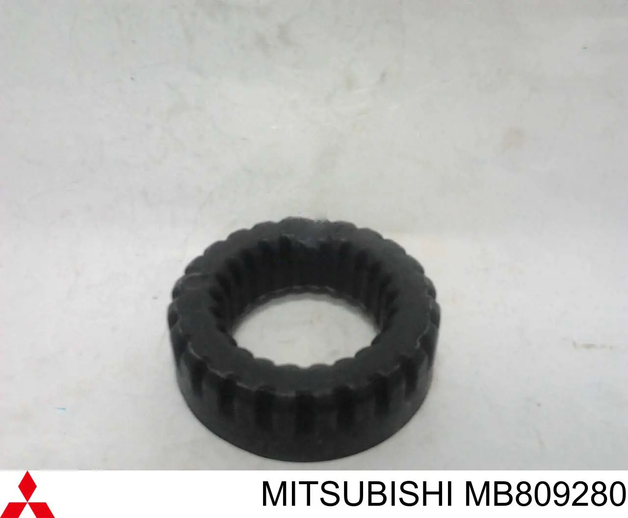 MB809280 Mitsubishi проставка (резиновое кольцо пружины задней верхняя)