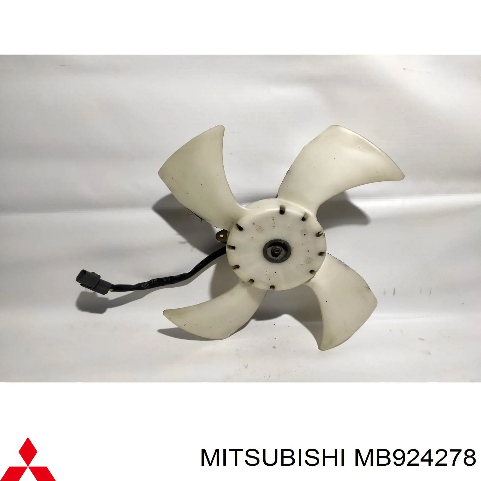 MB924278 Mitsubishi диффузор радиатора охлаждения, в сборе с мотором и крыльчаткой
