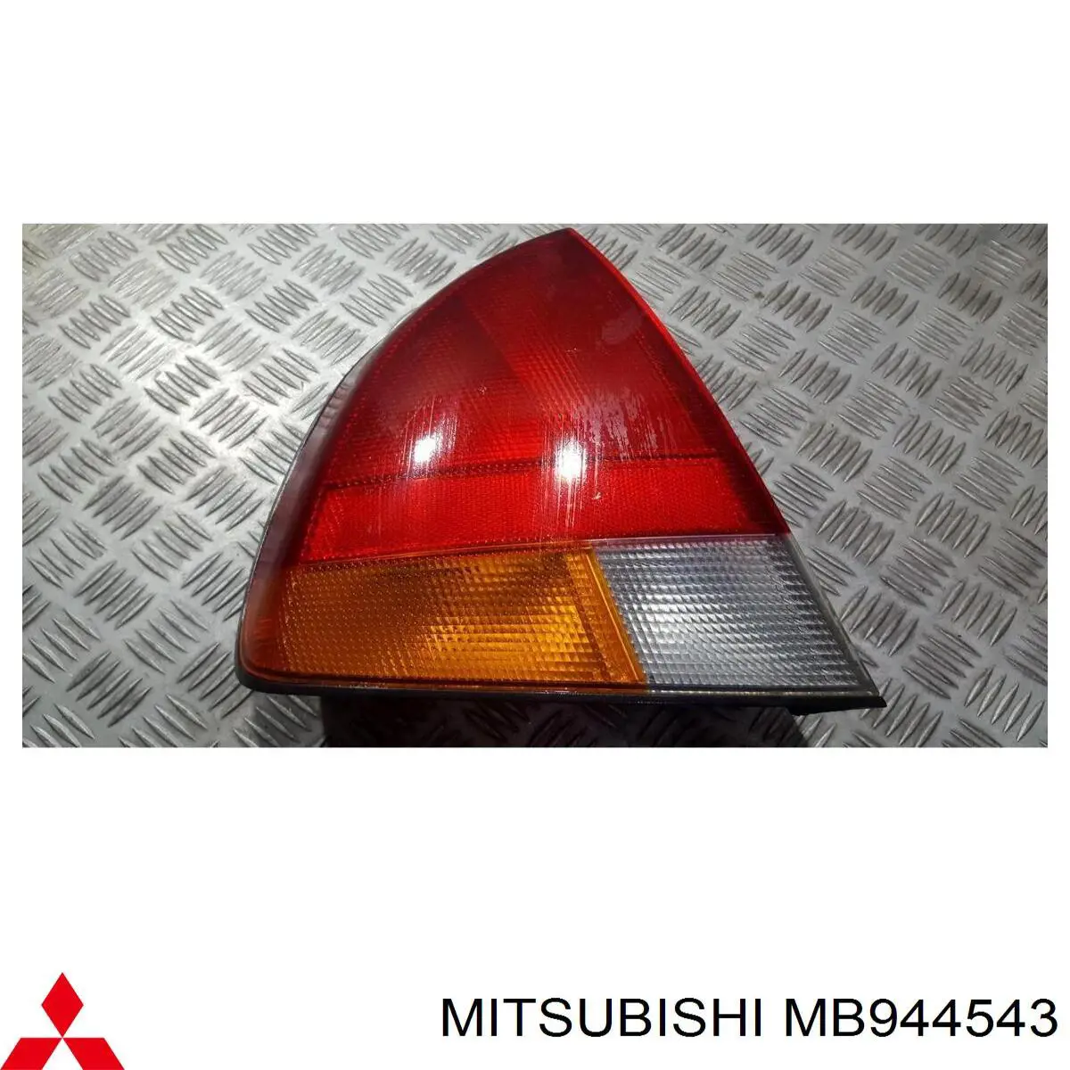  Фонарь задний левый внешний Mitsubishi Carisma 