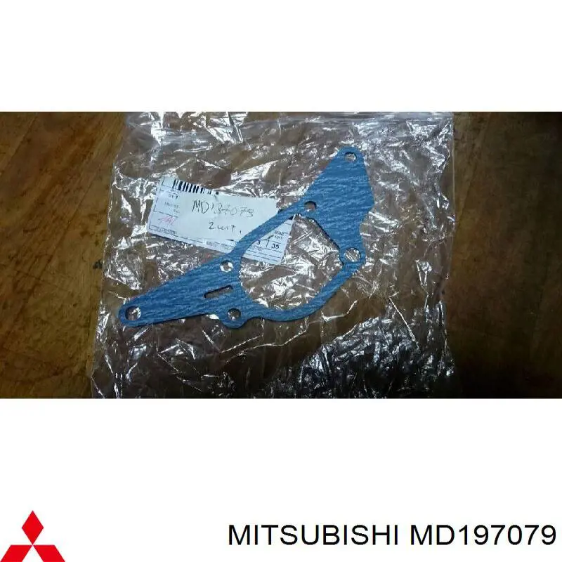 Vedante superior de tampa dianteira de motor para Mitsubishi L 300 (P0W, P1W)