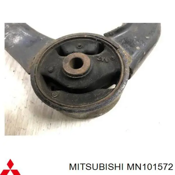 MN101572 Mitsubishi Coxim (suporte) traseiro de motor