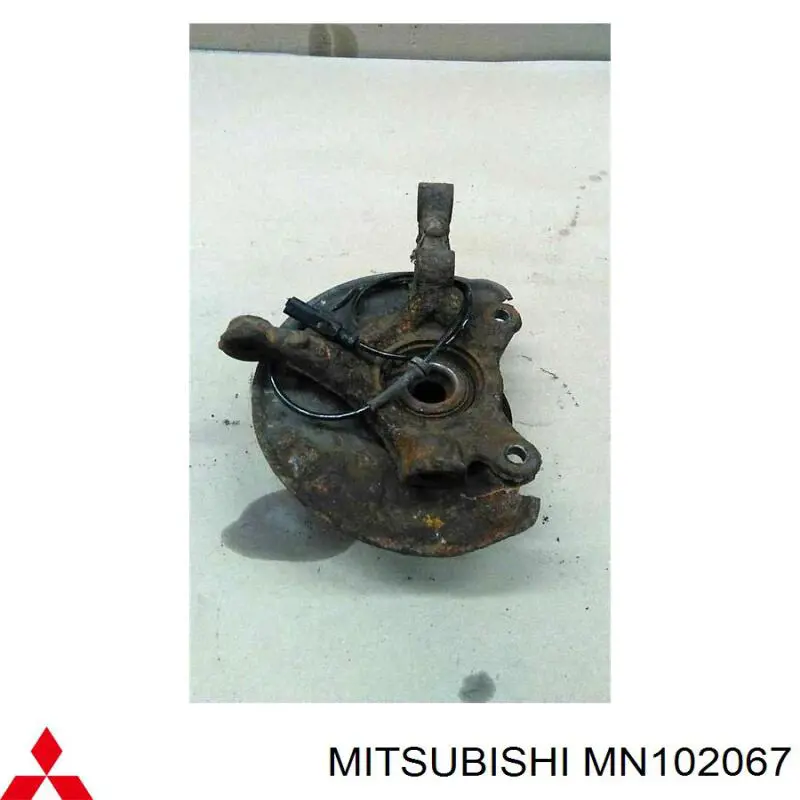 Купить MN102067 Mitsubishi Цапфа поворотная левая