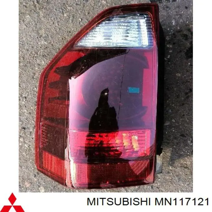 MN117121 Mitsubishi lanterna traseira esquerda