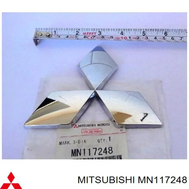 Эмблема решетки радиатора на Mitsubishi Pajero III 