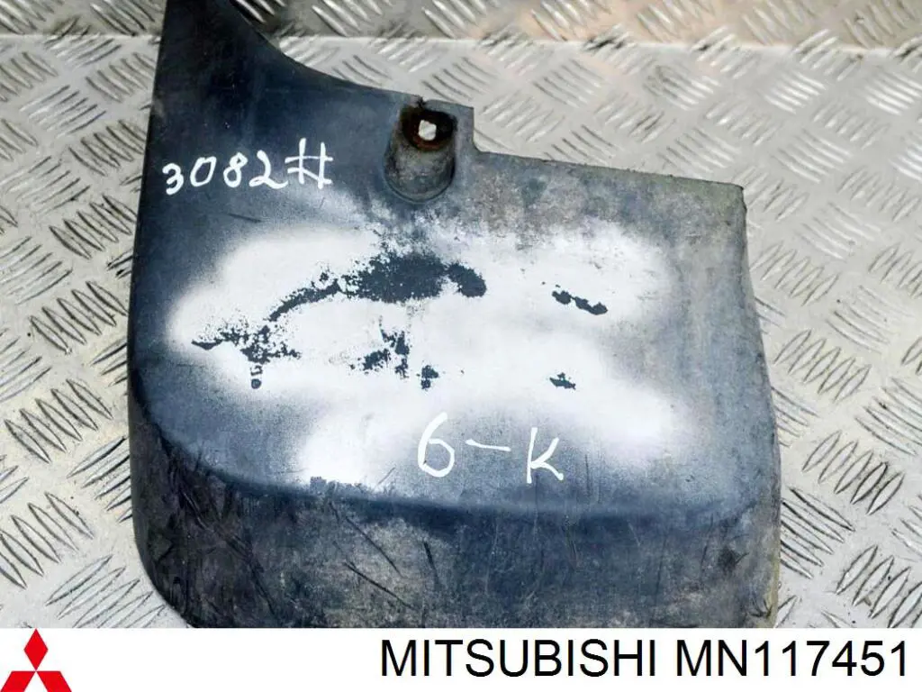 MN117451 Mitsubishi брызговик задний левый
