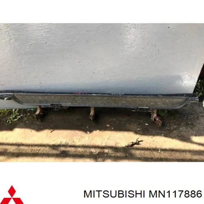 Подножка правая на Mitsubishi Pajero III 