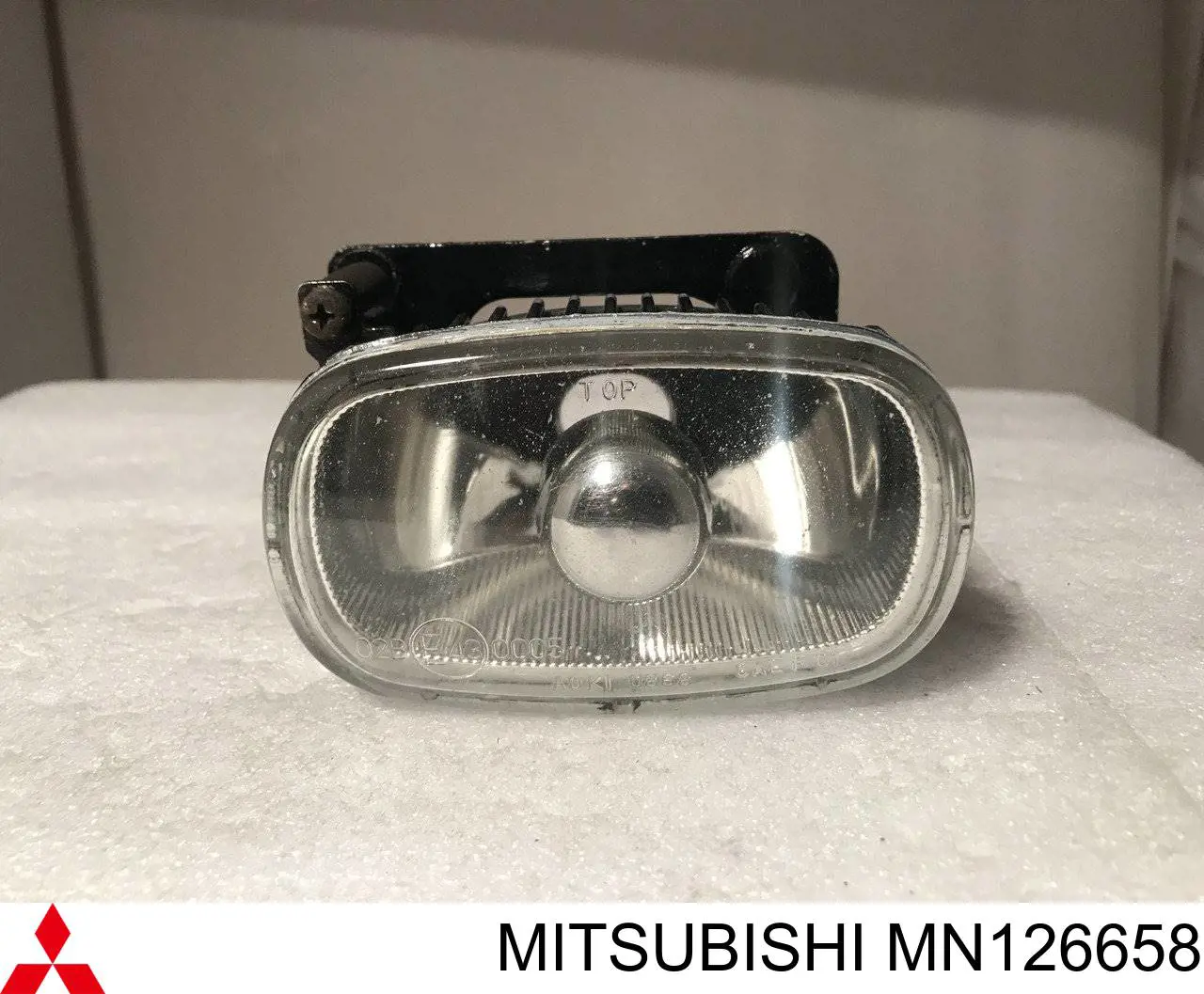 MN126658 Mitsubishi фара противотуманная правая
