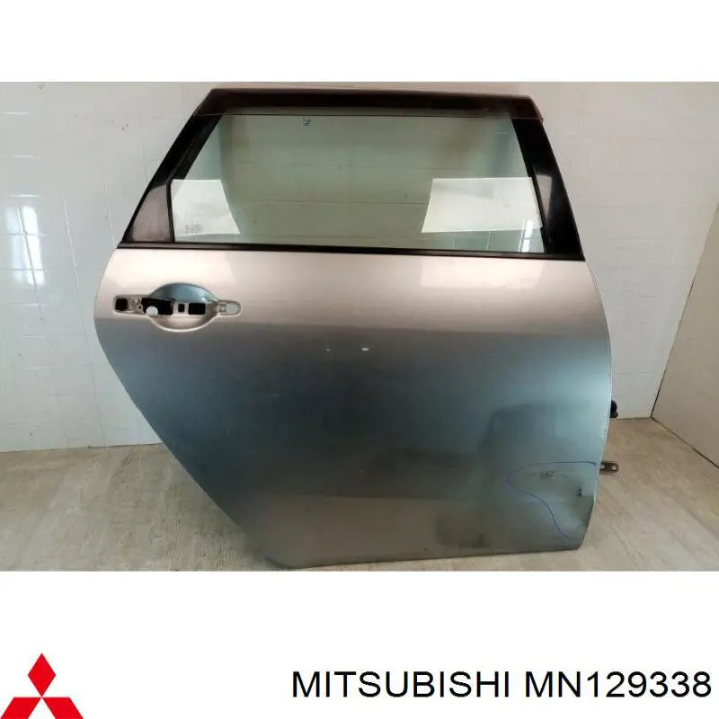 Стекло двери задней правой на Mitsubishi Grandis NAW