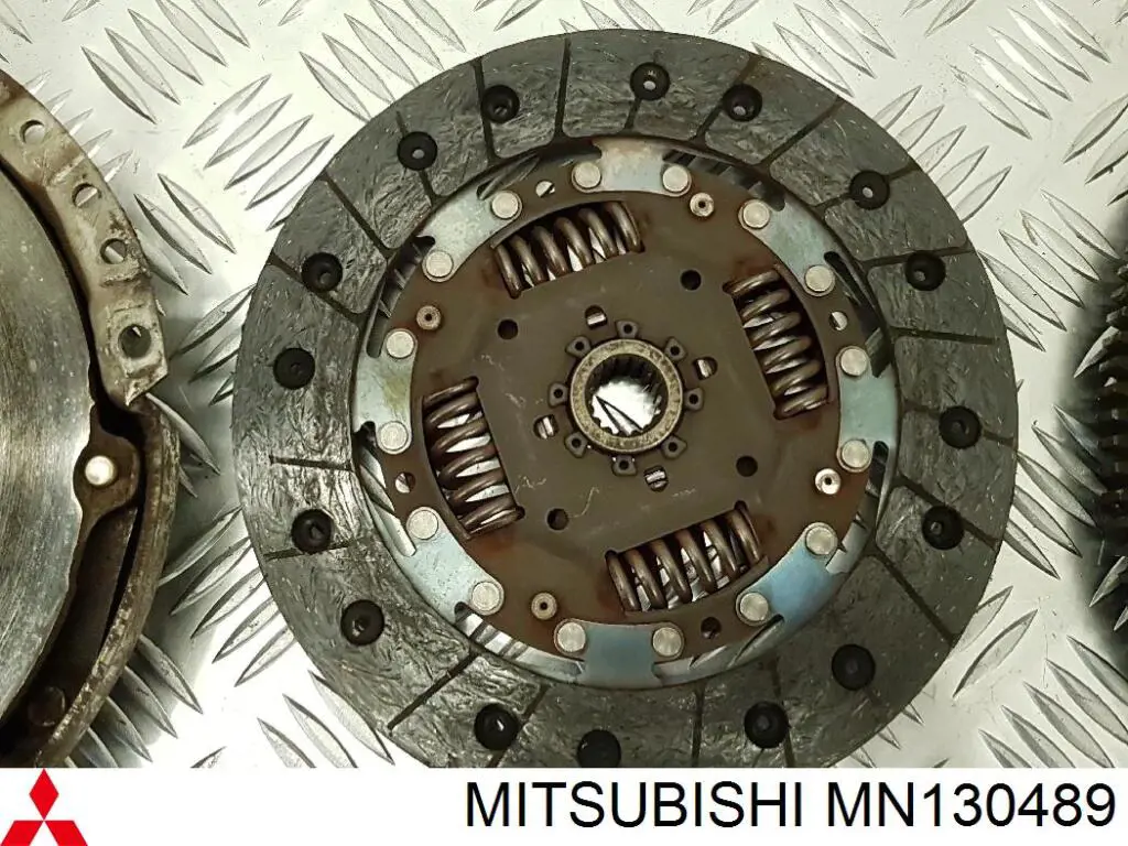 Диск сцепления  MITSUBISHI MN130489