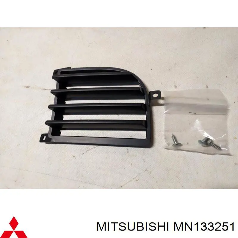 MN133251 Mitsubishi решетка бампера переднего левая