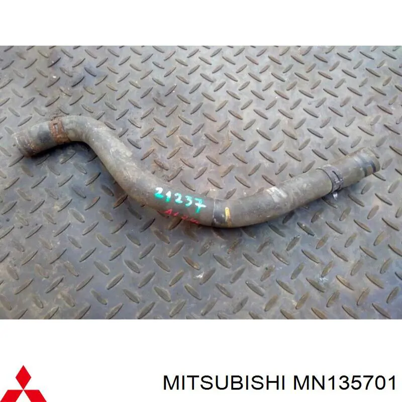 MN135701 Mitsubishi Патрубок радиатора охлаждения нижний