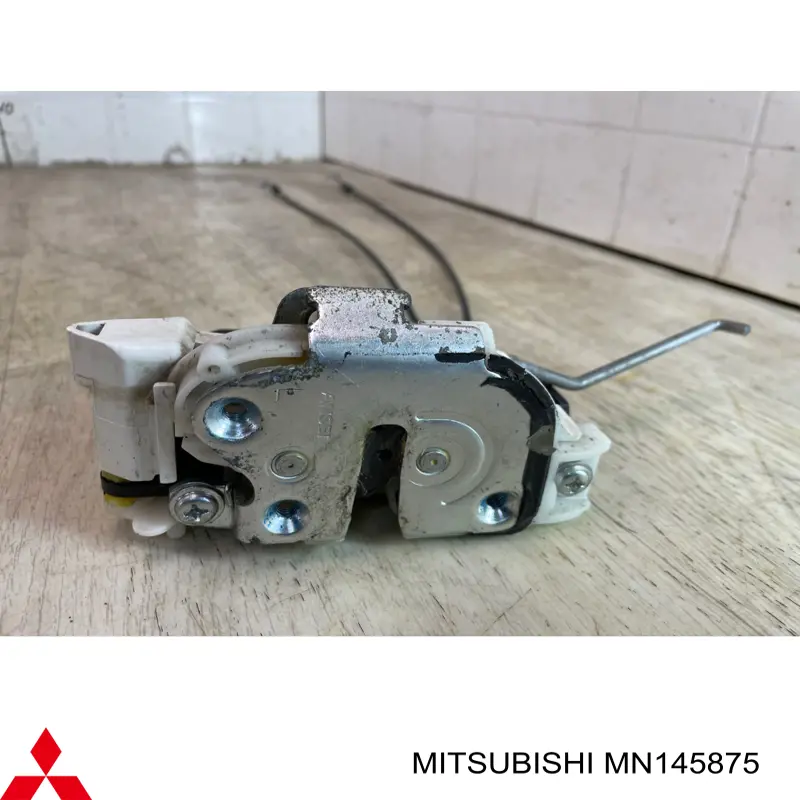Купить MN145875 Mitsubishi Замок двери задней левой