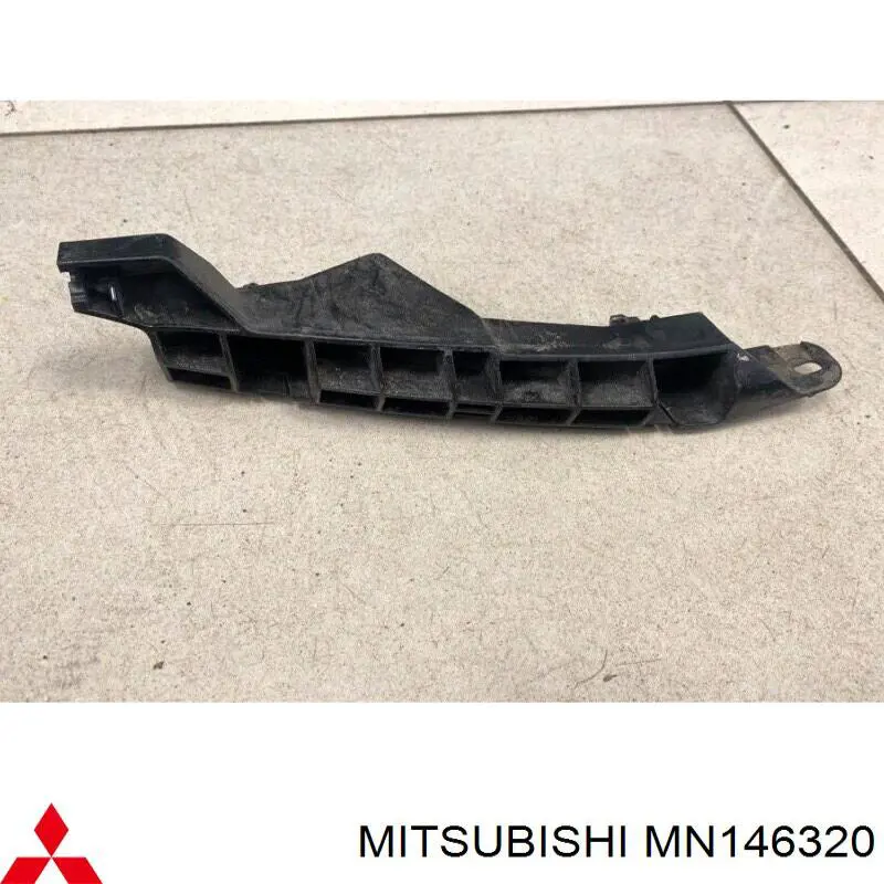 MN146320 Mitsubishi consola externa direita do pára-choque dianteiro