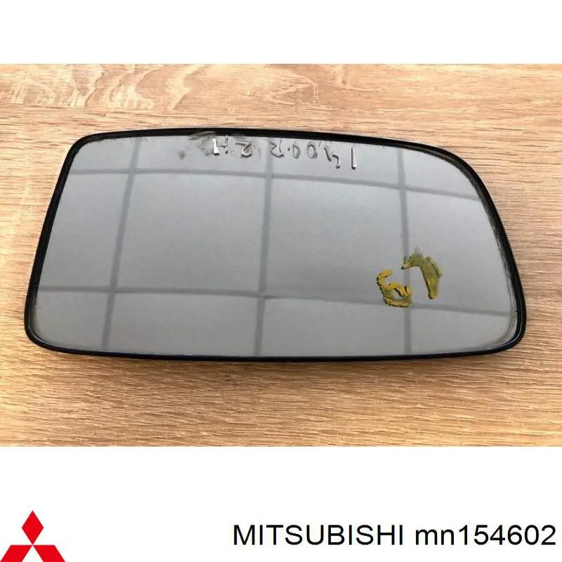 Зеркальный элемент зеркала заднего вида правого Mitsubishi MN154602