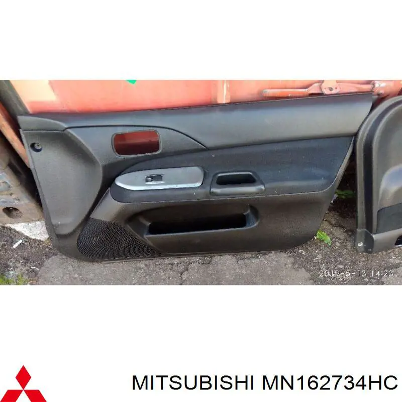 MN162734HC Mitsubishi Облицовка передней правой двери