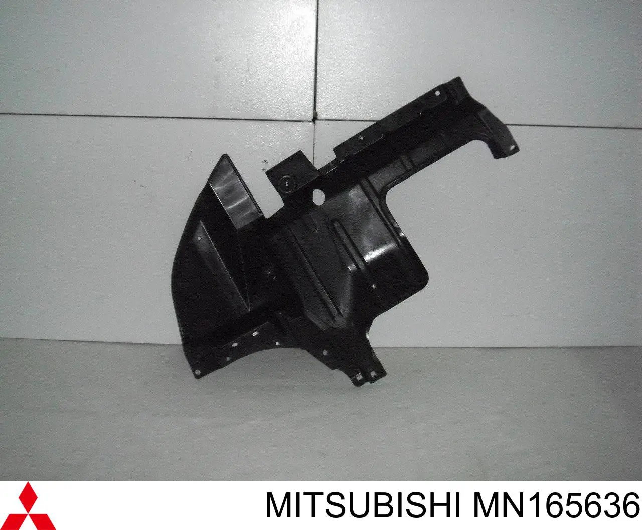 MN165636 Mitsubishi защита двигателя правая