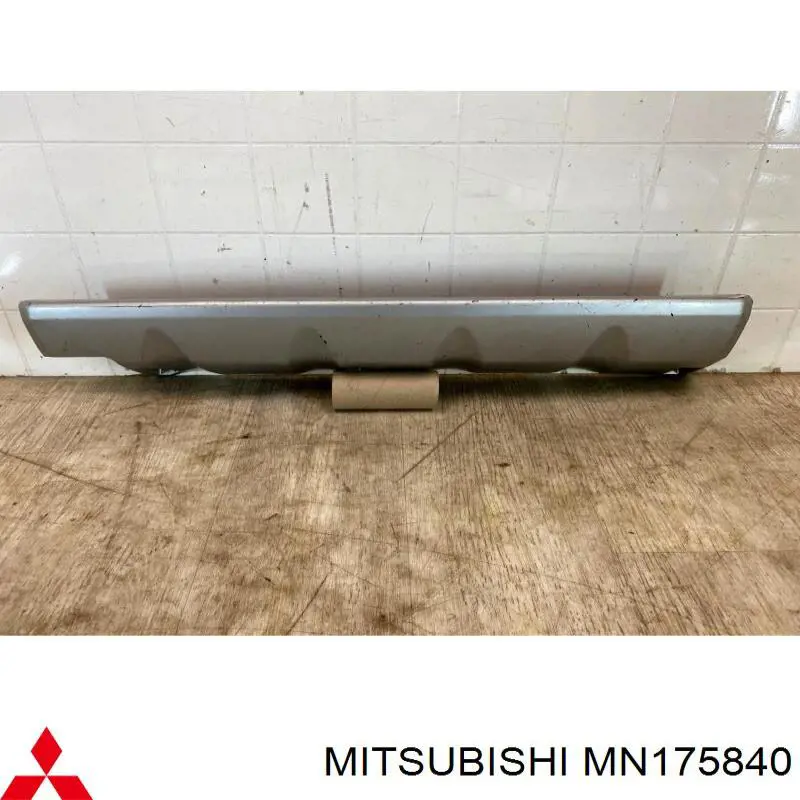 MN175840 Mitsubishi накладка бампера заднего