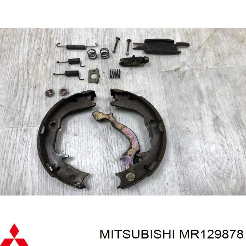MR129878 Mitsubishi braçadeira-barra de acoplamento do tambor do freio direito