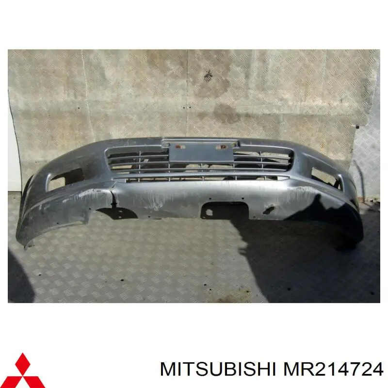 MR214724 Mitsubishi передний бампер