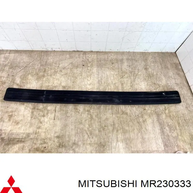 Накладка бампера заднього, верхня захисна (сходинка-підніжка) MR230333 Mitsubishi