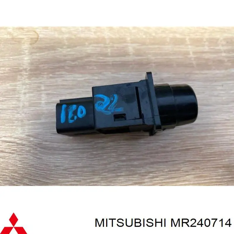 Кнопка включения обогрева заднего стекла на Mitsubishi Pajero SPORT 