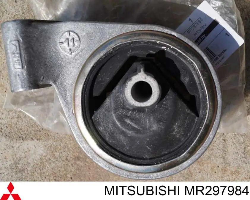 MR297984 Mitsubishi подушка (опора двигателя правая)