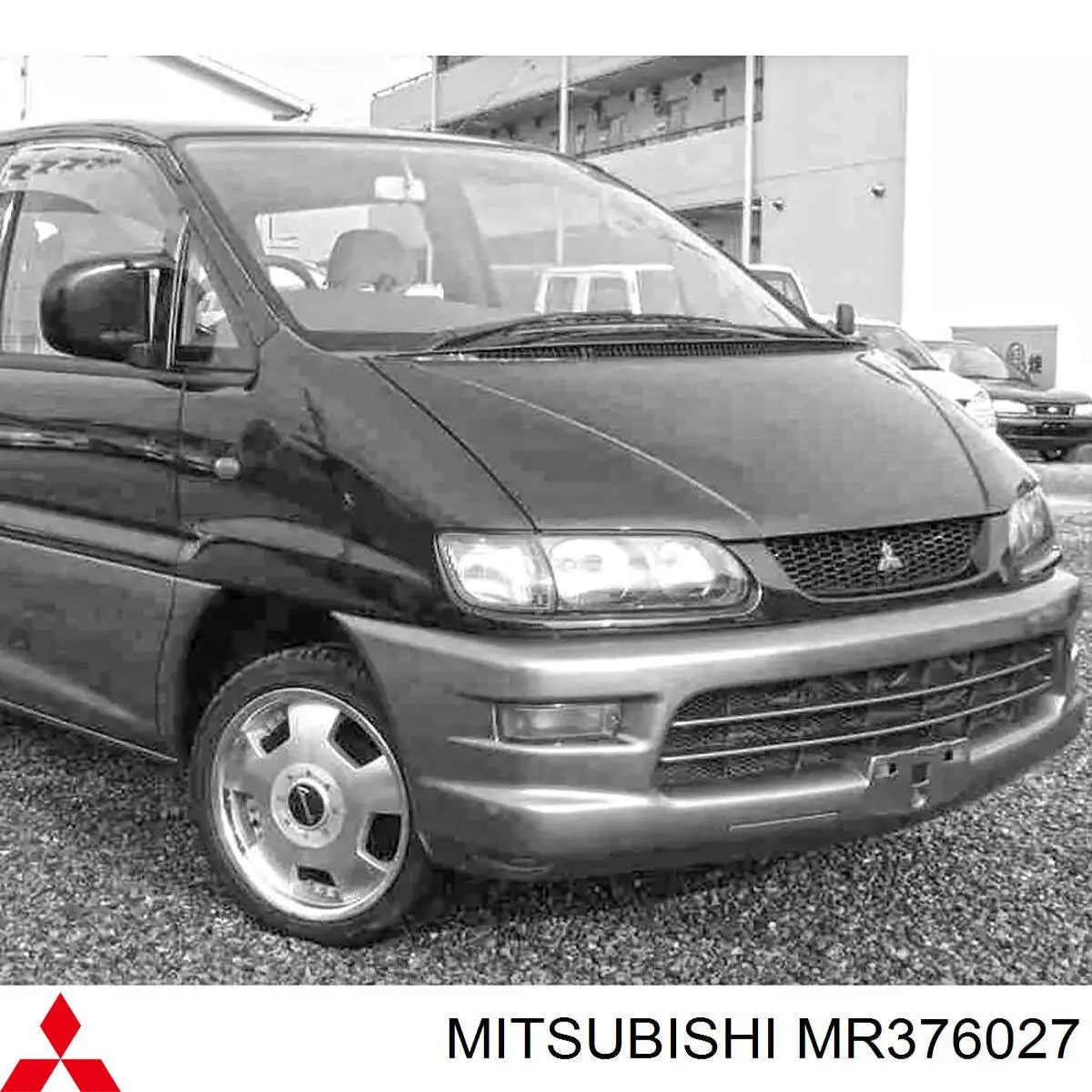 MR376027 Mitsubishi бампер передний
