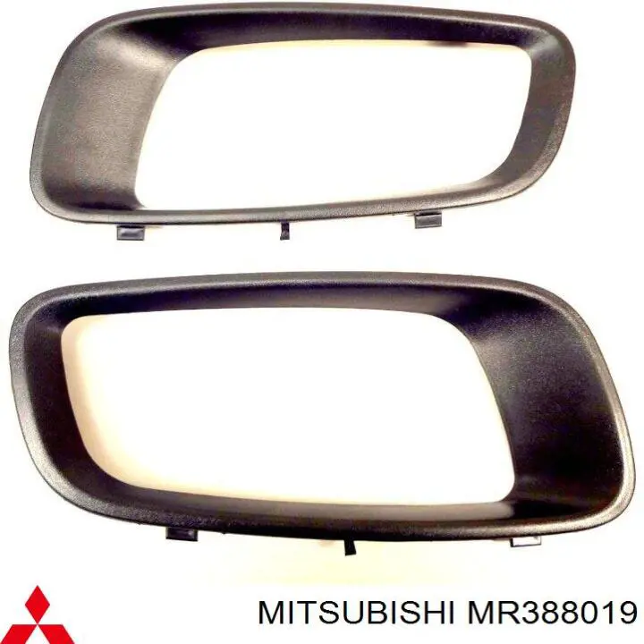 Заглушка (решетка) противотуманных фар бампера переднего левая Mitsubishi MR388019