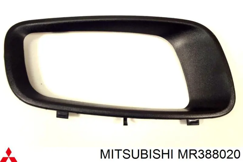 Заглушка (решетка) противотуманных фар бампера переднего правая на Mitsubishi Pajero III 