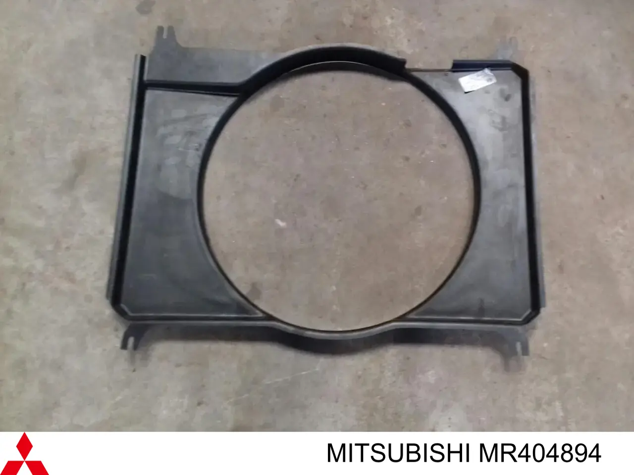 Воздуховод (дефлектор) радиатора на Mitsubishi Pajero III 