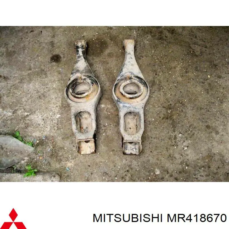 MR418670 Mitsubishi braço oscilante inferior esquerdo de suspensão traseira/direita