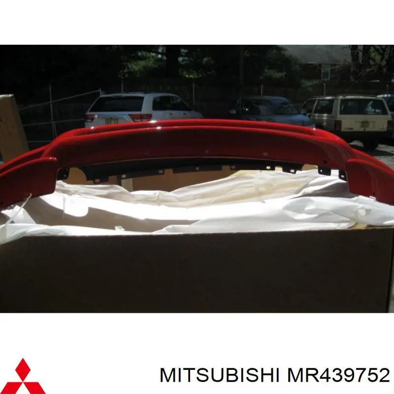 MR439752 Mitsubishi передний бампер