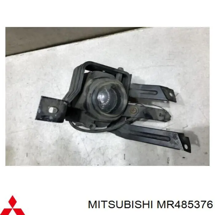 MR485376 Mitsubishi фара противотуманная правая