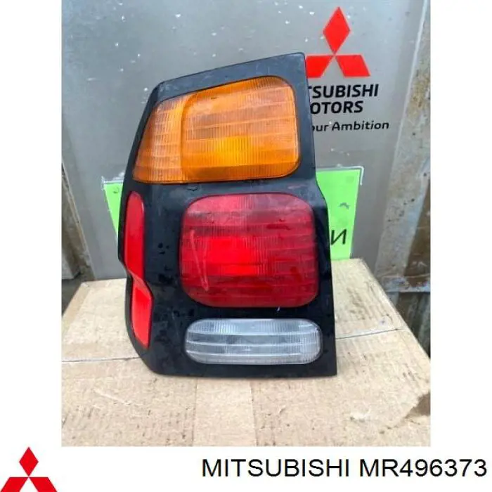 MR496373 Mitsubishi фонарь задний левый