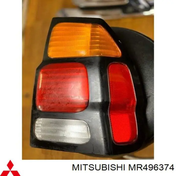 Купить MR495798 Mitsubishi Задняя правая фара