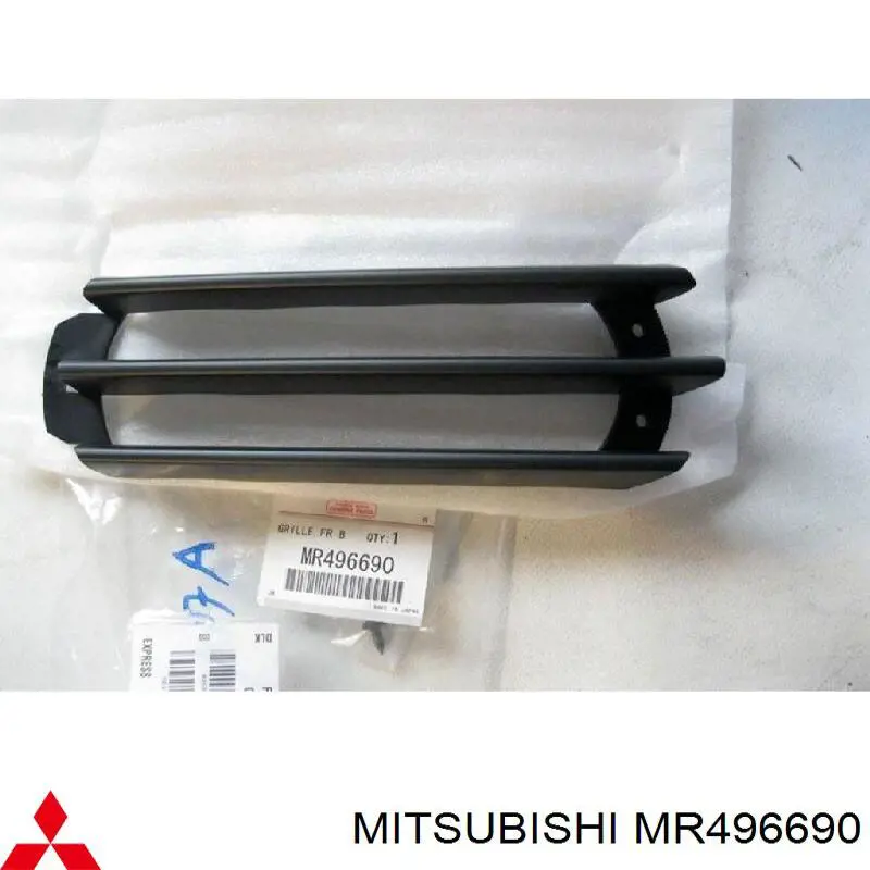 MR496690 Mitsubishi заглушка (решетка противотуманных фар бампера переднего правая)